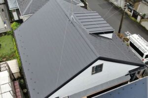横浜市港南区でカバー工法による屋根修理とと外壁の雨漏り修理　屋根材新設